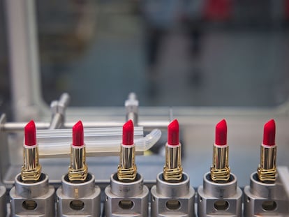 Varios labiales en mitad del proceso de fabricación en una de las instalaciones de L'Oréal en Ormes (Francia).