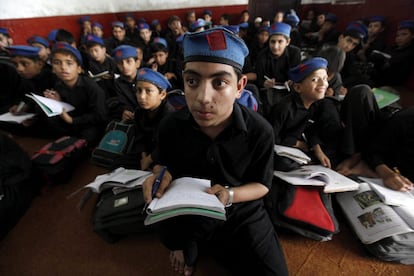 Estudiantes paquistaníes asisten a clase en un colegio de Peshawar (Pakistán), hoy, lunes, fecha en la que se conmemora anualmente el Día Internacional del Estudiante.