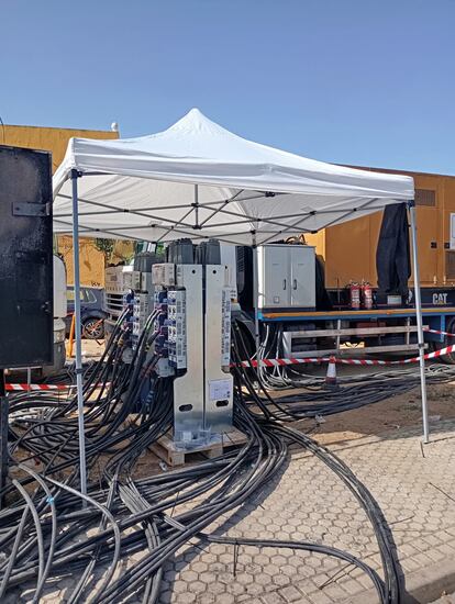 Reparación de un grupo electrógeno en la barriada sevillana de Torreblanca. / FOTO CEDIDA POR ENDESA