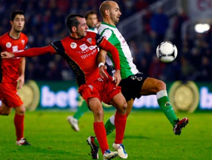 Mirandés forward Alain (l) tries to reach the ball ahead of Racing midfielder Gonzalo Colsa.