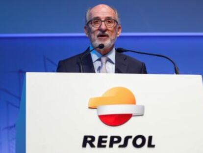 Repsol registra pérdidas de 487 millones por la caída del precio del crudo  