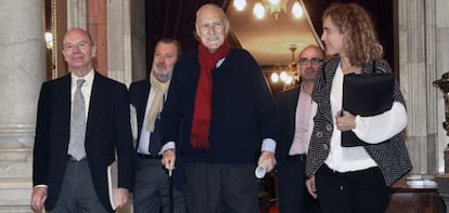 Azkuna (en el centro) llega al pleno con los ediles Ibon Areso, José Luis Sabas e Ibone Bengoetxea y el director de Alcaldía, Andoni Aldekoa (detrás con gafas).