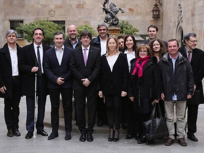 La actual junta de la Mesa del Tercer Sector, en un encuentro con el presidente Puigdemont