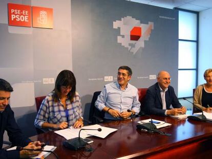 Mesa de la ejecutiva del PSE-EE en la reunión del martes, en Bilbao.