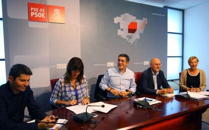 Mesa de la ejecutiva del PSE-EE en la reunión del martes, en Bilbao.