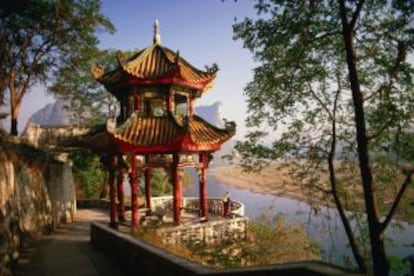 Un templo con vistas al río Li cerca de Yangshuo (China).