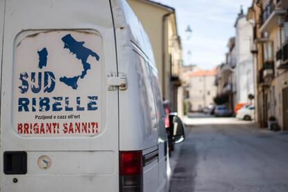 A van with a map of Italy minus the northern part of the country. Beneath the map it says, "The Rebellious South" and "Briganti Sanniti," a people from the first millennium BC that lived around present-day Abruzzo, Molise and Campania.