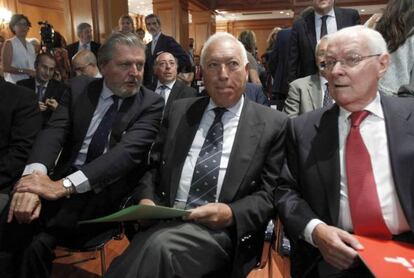 Los ministros García-Margallo y Méndez de Vigo con el director del Instituto Cervantes, Víctor García de la Concha, en la presentación del Siele.