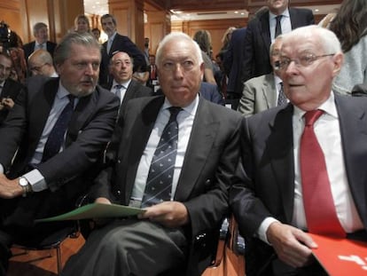 Ministers García-Margallo (c) and Méndez de Vigo with the director of the Cervantes, Víctor García de la Concha, at the presentation this week of SIELE.