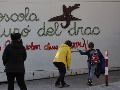 Una pintada a favor de la inmersión lingüística, en la fachada de la escuela Turó del Drac de Canet (Barcelona).