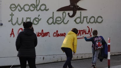 Graffiti in favor of the Catalan linguistic immersion program at Turó del Drac school in Barcelona.