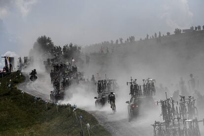 El francés Fabien Grellier (c) durante la ascensión del Plateau des Glieres durante la décima etapa de la carrera francesa, el 17 de julio de 2018.