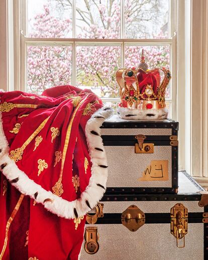 La corona y la capa de la última gira de Queen, en una foto proporcionada por Sotheby's.