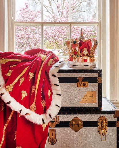 La corona y la capa de la última gira de Queen, en una foto proporcionada por Sotheby's.
