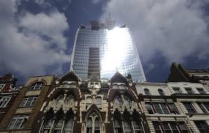 Vista del rascacielos apodado "Walkie Talkie", en el centro financiero de Londres. El reflejo del sol desde los cristales de dicho rascacielos en construcción en la City de Londres, centro financiero, causó daños en un automóvil Jaguar aparcado cerca del lugar. EFE/Archivo