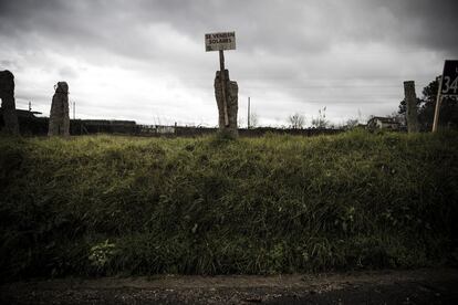 Solar en venta en O Contrasto junto al vial asfaltado en el que el año pasado se abrió la zanja que destapó que el lindano no se reducía a unos terrenos encapsulados por la Xunta en 1999. Entonces se supo que el veneno se había extendido de forma descontrolada por O Porriño y municipios colindantes como Mos.