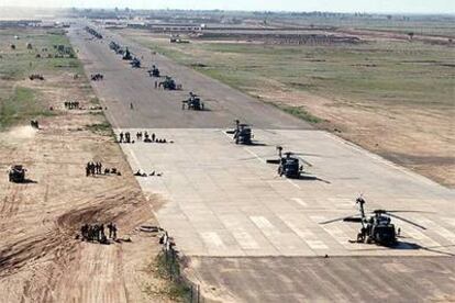 Soldados y helicópteros estadounidenses toman posiciones antes del inicio, ayer, de la ofensiva aérea contra Samarra.