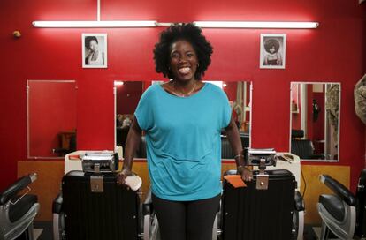 Fleure Zebi, de 39 y encargada de una peluquería, posa en su puesto de trabajo en Abiyán (Costa de Marfil).
