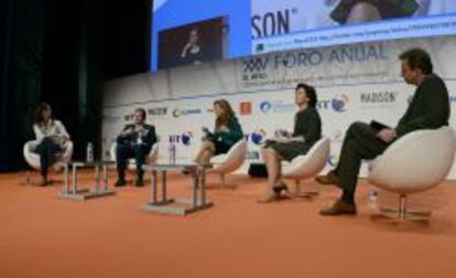 De izquierda a derecha, Ana Lledó, vicepresidenta de BT Global Services; Raúl Grijalba, presidente ejecutivo de Manpower Group; Nerea Torres, consejera delegada de Siemens España; Helena Herrero, presidenta de HP para España, y Urbano Santiago, consejero delegado de 3M España y Portugal.