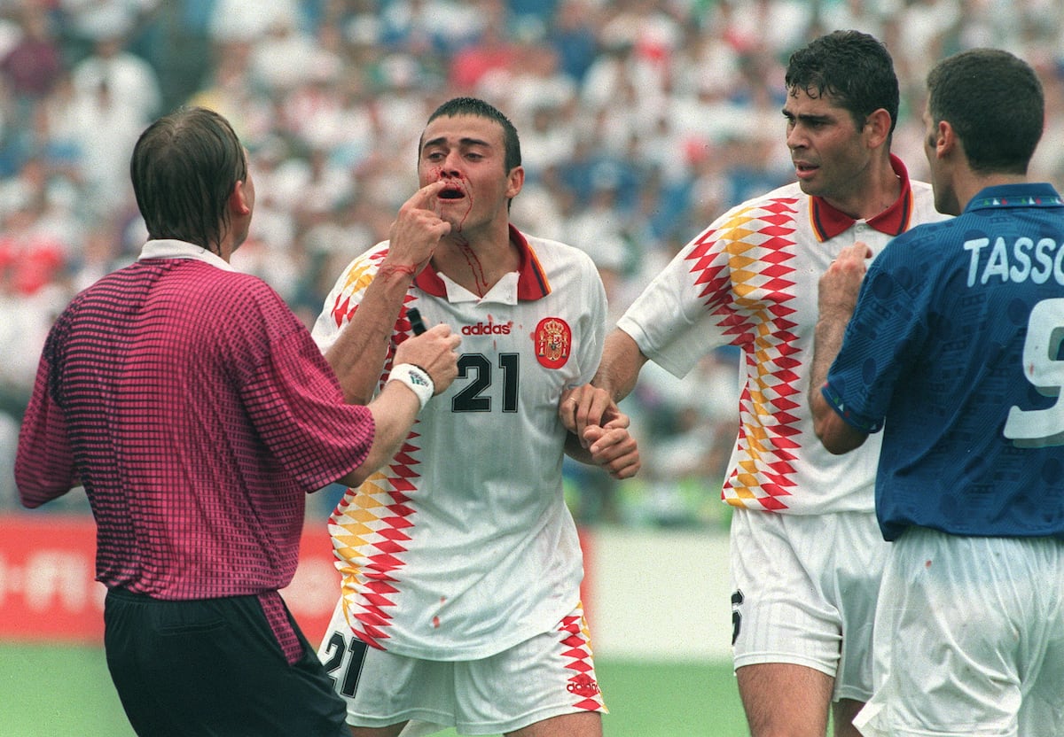 El gol de Kiko y el codazo a Luis Enrique: cuando veíamos la tele en comunidad