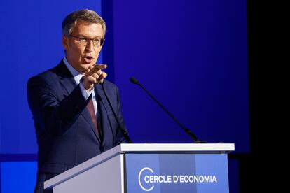 El presidente del Partido Popular, Alberto Núñez Feijóo, interviene en las jornadas del Cercle d'Economía en el Palau de Congressos de Catalunya, en Barcelona.