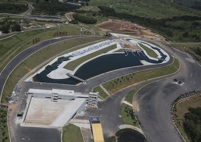 Vista aérea general del circuito de piragüismo en aguas bravas en el Parque Olímpico de Deodoro.