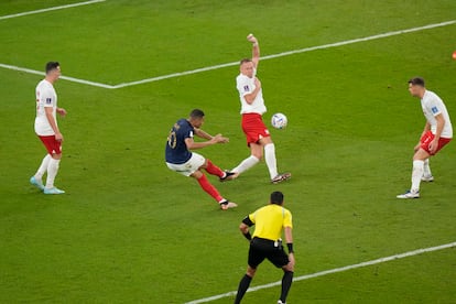 Kylian Mbappé remata con la derecha el tercer gol de Francia ante Polonia.