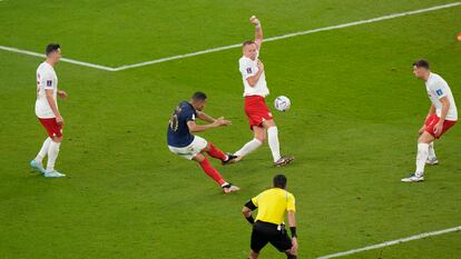 Kylian Mbappé remata con la derecha el tercer gol de Francia ante Polonia.