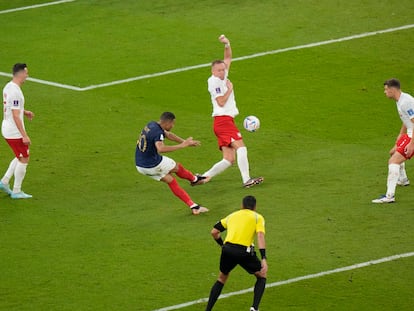 Kylian Mbappé remata con la derecha el tercer gol de Francia ante Polonia.