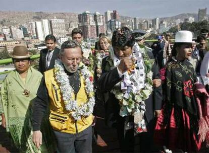 Evo Morales (centro) y el alcalde de La Paz, Juan del Granado (izquierda), participan en la inauguración de un parque en la capital.