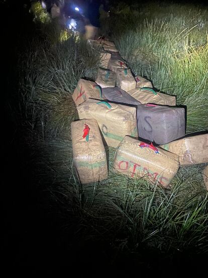 Fardos recuperados de la narcolancha siniestrada en el Guadalquivir este 1 de septiembre, en una imagen proporcionada por la Guardia Civil