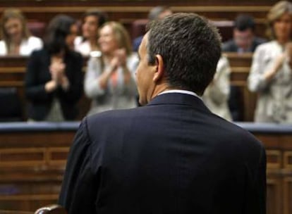 Zapatero recibe el aplauso de los diputados socialista en un momento de su intervención durante el debate de ayer.