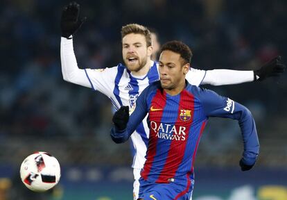 El delantero brasileño del FC Barcelona Neymar (d) escapa de Illarramendi, de la Real Sociedad.
