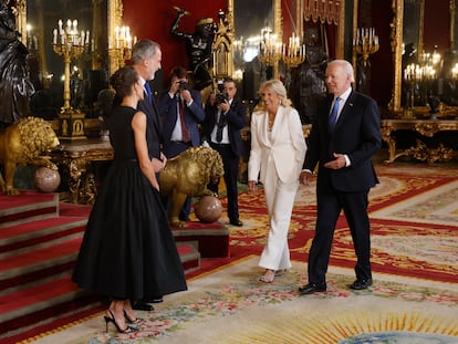 Los Reyes reciben a Joe Biden y a su esposa durante la recepción ofrecida el martes en el Palacio Real.