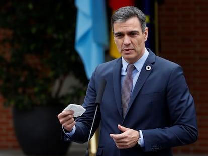 El presidente del Gobierno, Pedro Sánchez en el Palacio de la Moncloa tras la reunión con el presidente argentino, Alberto Fernández, este martes.