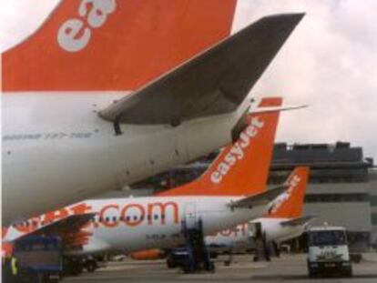 Cola de una avi&oacute;n de easyjet.