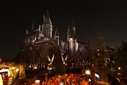El castillo de Hogwarts durante la actuación del compositor estadounidense John Williams al frente de la orquesta filarmónica de Los Ángeles (California).