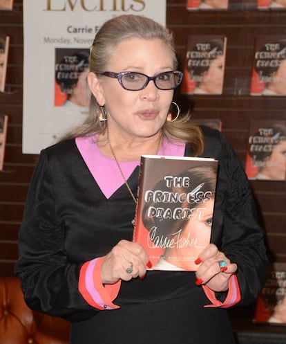 <p>Una revelación que Carrie Fisher contaba en su libro de memorias trascendió especialmente a los titualres de los medios de comunicación del mundo entero. En ‘The Princess Diarist’, publicado poco antes de la muerte de la actriz, la conocida princesa Leia de la saga Star Wars revelaba que la pasión de su personaje y Han Solo traspasó la pantalla. </p> <br> <p> <p>La intérprete contó en las páginas de su biografía que mantuvo un romance con Harrison Ford durante el rodaje de la primera película de ‘La Guerra de las Galaxias’ en 1976, cuando el también actor seguía casado con su primera esposa, Mary Marquardt. La actriz explica que ella tenía 20 años cuando su compañero de rodaje, de 34 y padre de dos hijos, la sedujo en una fiesta de George Lucas, el director de la película, y luego la acompañó a casa. El 'affair', que califica de “intenso”, duró tres meses, según revelaba la intérprete.</p> <br> <p>