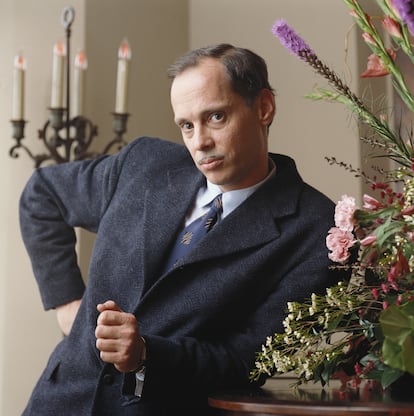 Entre el clasicismo y la ironía: el bigote de John Waters, en esta imagen fotografiado en 1990.