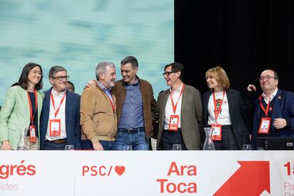 De izquierda a derecha, la nueva portavoz del PSC, Núria Parlón; el secretario de organización, Josep Lluis Jimeno; el alcalde de Barcelona, Jaume Collboni; el presidente del Gobierno, Pedro Sánchez; el primer secretario del PSC, Salvador Illa, la presidenta de la Diputación de Barcelona,  Lluisa Moret, y Miquel Iceta, embajador delegado permanente en la UNESCO.