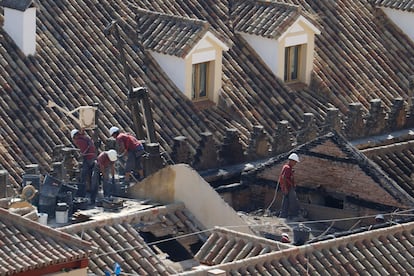 Operarios trabajan este lunes en la zona afectada en las cubiertas de la Mezquita-Catedral de Córdoba.