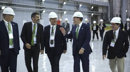 Sánchez Galán (segundo derecha) conversa con José de Ancheta, presidente del Consorcio Empresarial Baixo Iguaçu, en presencia de Mario Ruíz-Tagle, presidente de Neoenergia, y Marcelo López, director general de Neoenergía.