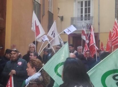 Encierro de sindicalistas en el registro de la Generalitat