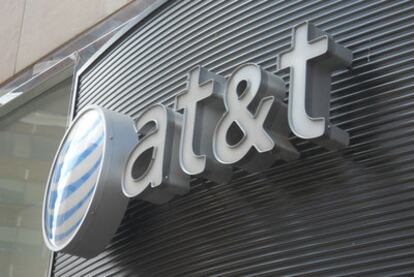 Logo de ATT en una sede de la compañía en Washington.