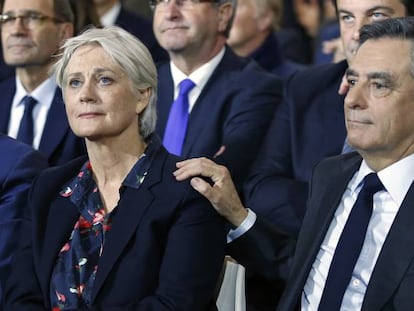 Francois Fillon y su esposa durante un acto de la campa&ntilde;a este domingo.