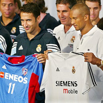 Raúl sonríe en un intercambio de camisetas con el brasileño Amaral, jugador del Tokio.