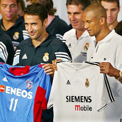 Raúl sonríe en un intercambio de camisetas con el brasileño Amaral, jugador del Tokio.