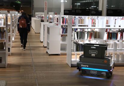 Tres robots se encargan del transporte de libros desde el archivo en el sótano hasta la segunda planta, donde los libreros se encargan de clasificarlos.