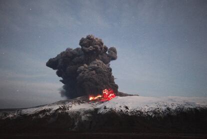 Tras la erupción del volcán bajo el glaciar islandés Eyjafjalla se ha formado una columna de humo que ha alcanzado más de ocho kilómetros.