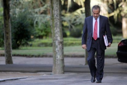 Celestino Corbacho, ministro de Trabajo, en los jardines del palacio de la Moncloa.